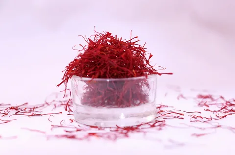 زعفران درجه یک خراسان تازه و خوش‌ عطر با بسته‌ بندی شکیل